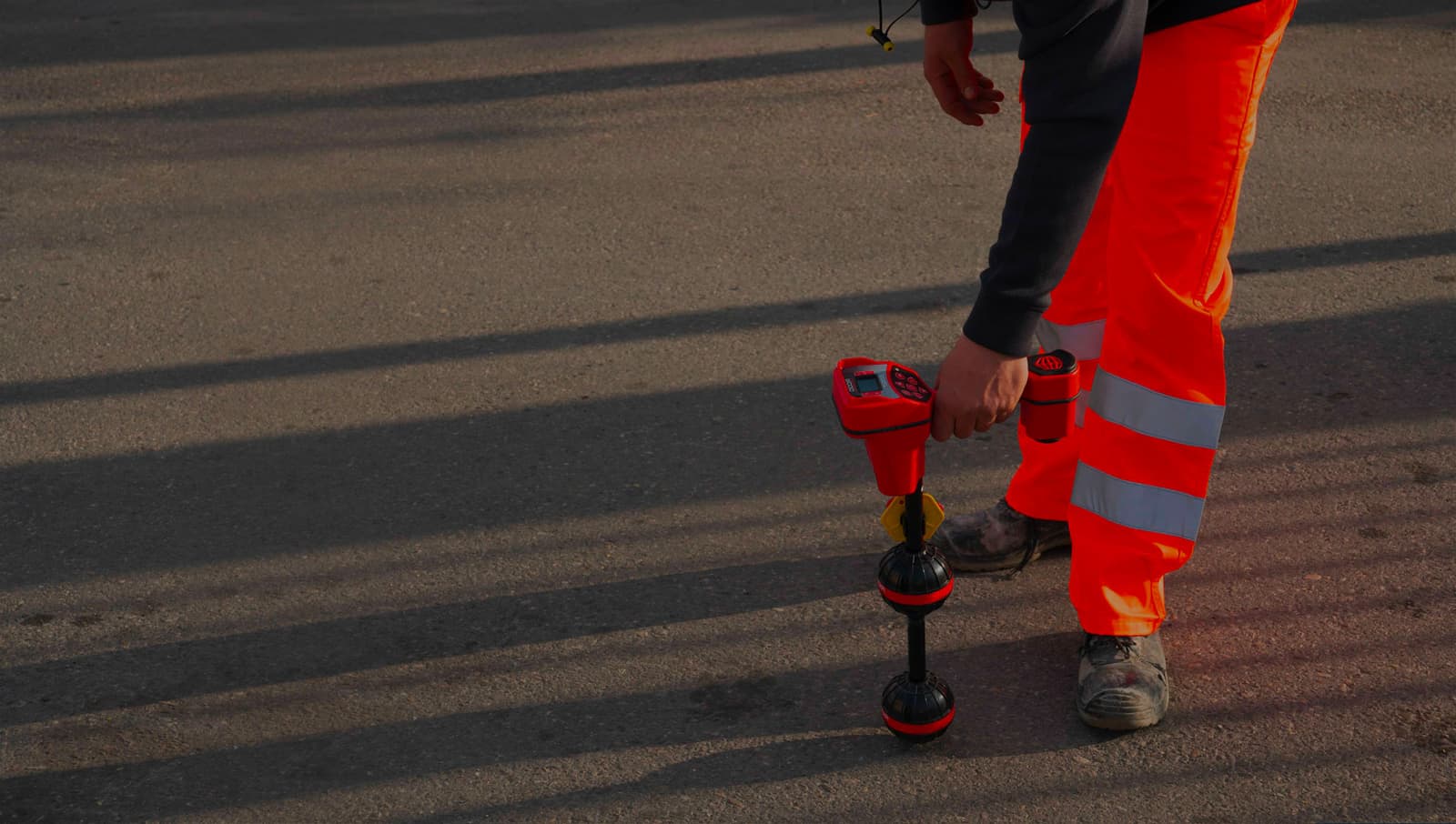 Operatore Bardi con strumentazione di rilevamento